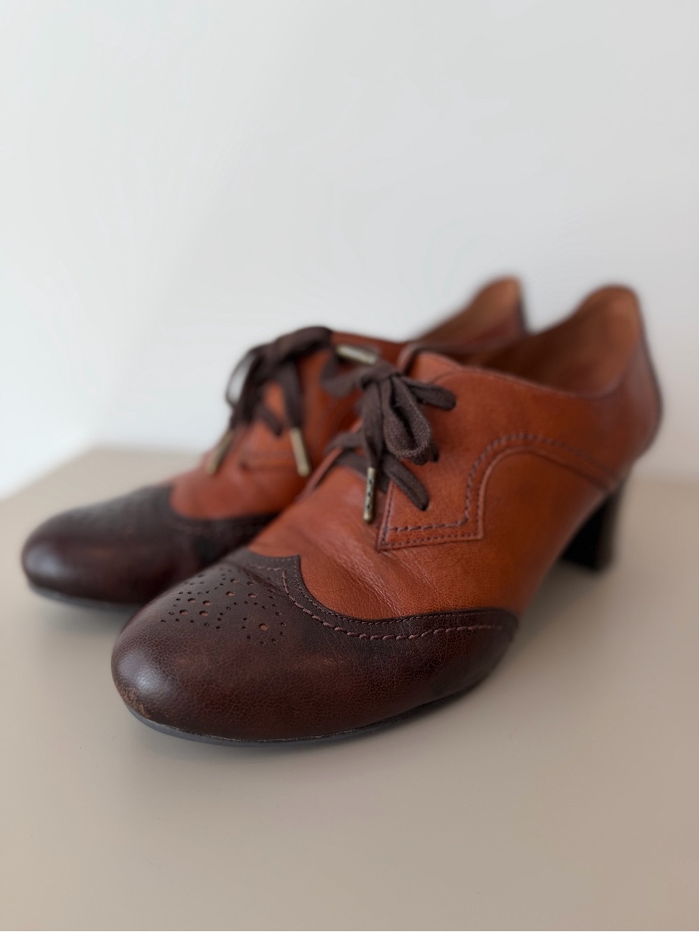 Naturalizer Two-Tone Brown Lace-Up Heeled Oxfords